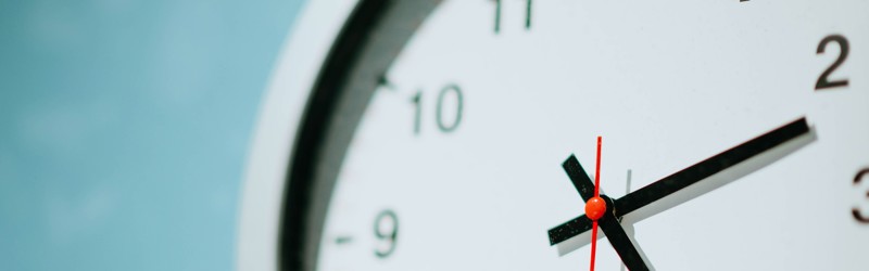 Stort hvidt ur på en væg